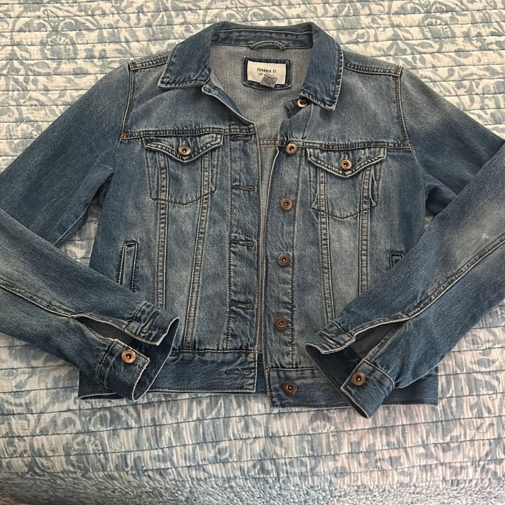 Classic cropped jean jacket size small